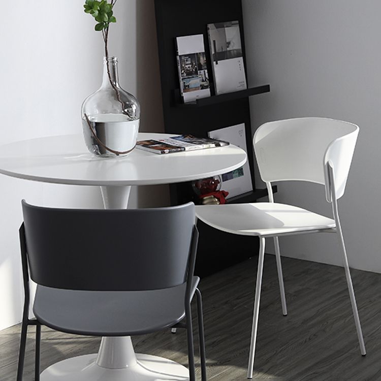 Silla lateral escandinava de plástico para interiores y exteriores, silla con respaldo abierto