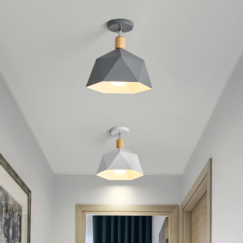 Lámpara de montaje en techo giratoria Macaron de 1 bombilla metálica semi empotrada Polygon Corridor en verde/gris/blanco con detalles en madera