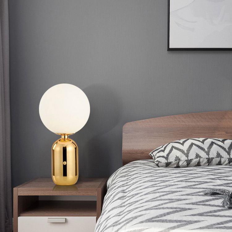 Lampada da tavolo globo in vetro bianco latte Lampada da comodino modernista in oro a 1 luce per comodino