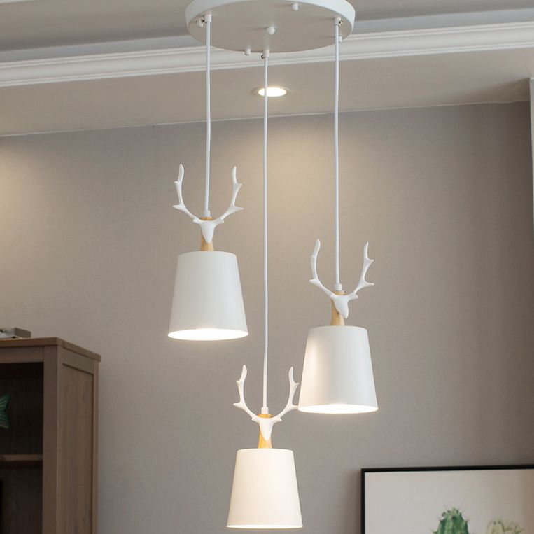 Style nordique 3-Bulb Hanging Light Decoration Pendant Conical Pendant à l'ombre en métal