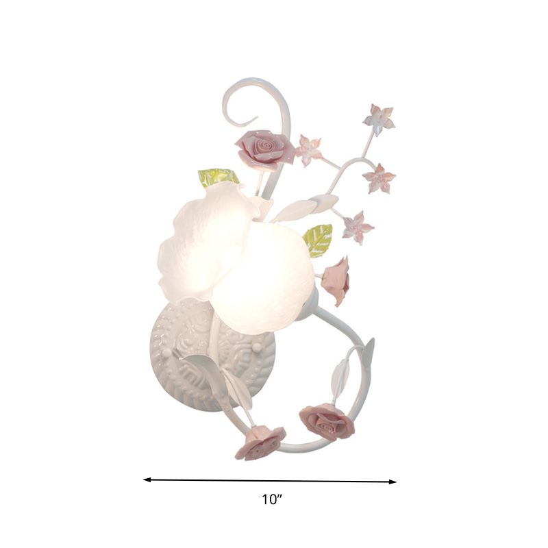 Lámpara de montaje de pared floral de tradicionalismo 1 cabezal aplastador de pared de vidrio blanco para dormitorio, izquierda/derecha