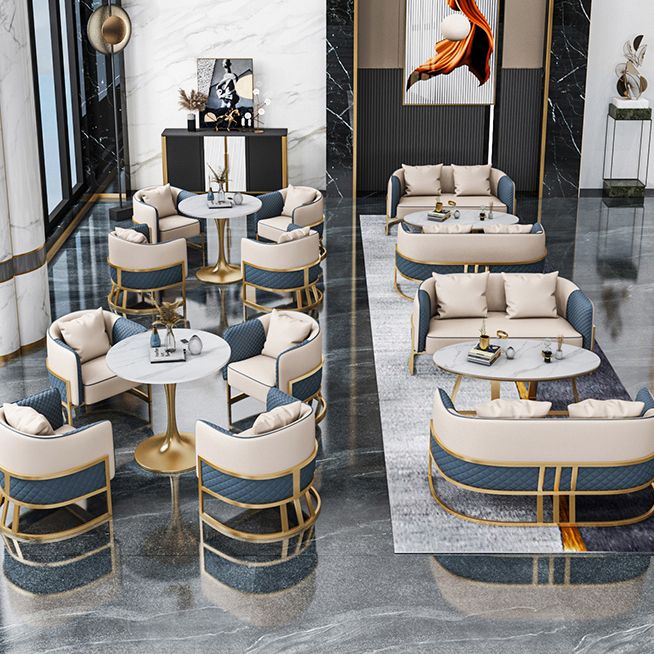 Traditionele eettafel in luxe stijl, witte ronde tafel van gesinterd steen