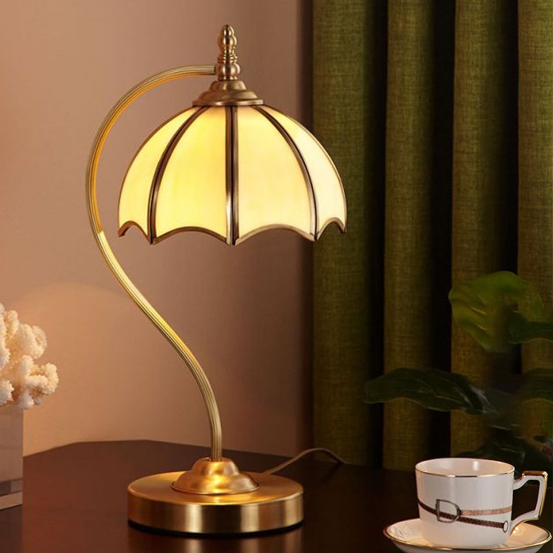 Lampada da tavolo a forma di ombrello Simplicity 1 testa illuminazione notturna in vetro smerigliato con braccio a collo di cigno in ottone