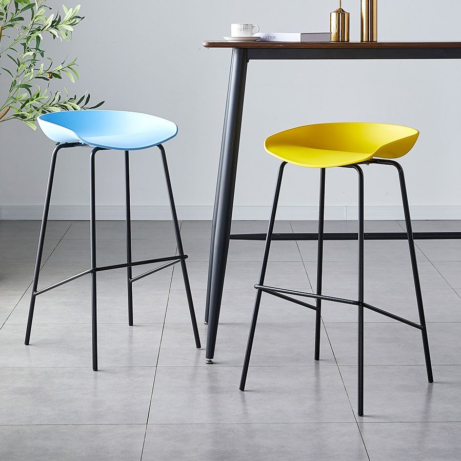 Taburete de bar moderno, taburete de bar interior de plástico sin brazos con base de acero con reposapiés