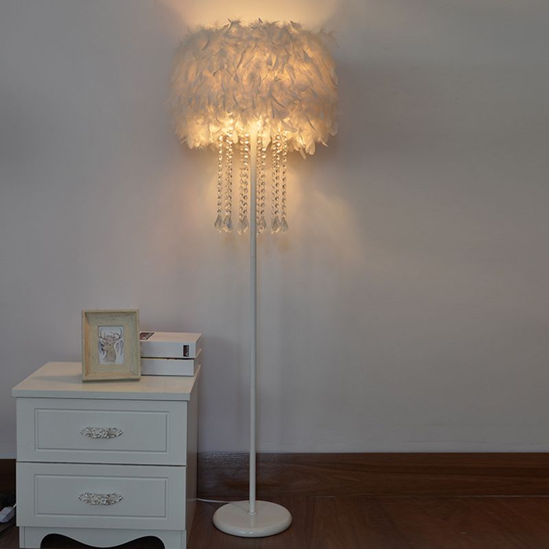 Lámpara de lámpara de cama de tambor Feather de 1 luces de pie modernista en blanco con/sin gotas de cristal