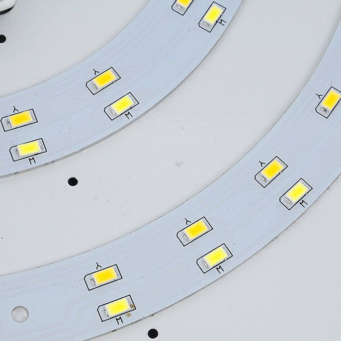 Kuppel-Unterputz-Deckenleuchten. Traditioneller Deckenleuchter aus Milchglas für den Flur