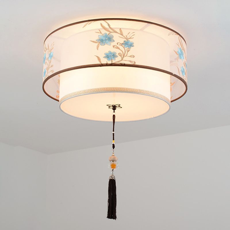 Plafonnier géométrique blanc en fer forgé de style minimaliste traditionnel avec abat-jour en tissus brodés