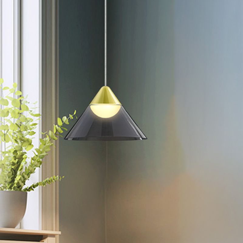 Nordic 1 Suspension de bulbe Light Gol Cone Pendante avec une nuance en verre gris fumé pour salle à manger