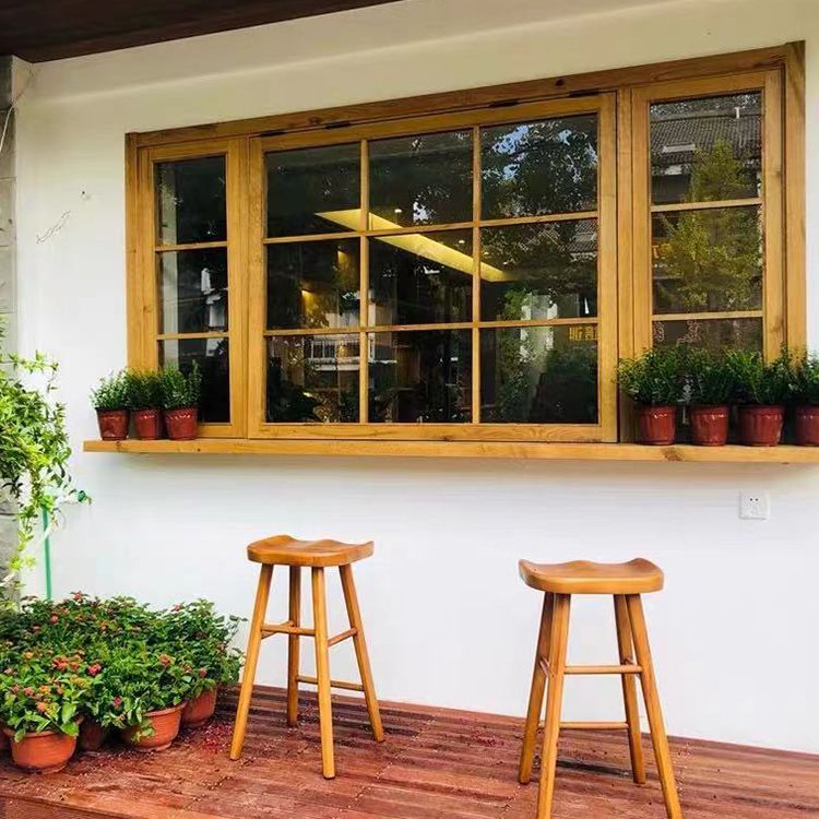 Zeitgenössischer Barhocker aus massivem Holz für den Innenbereich mit Sitz und Fußstütze aus Holz