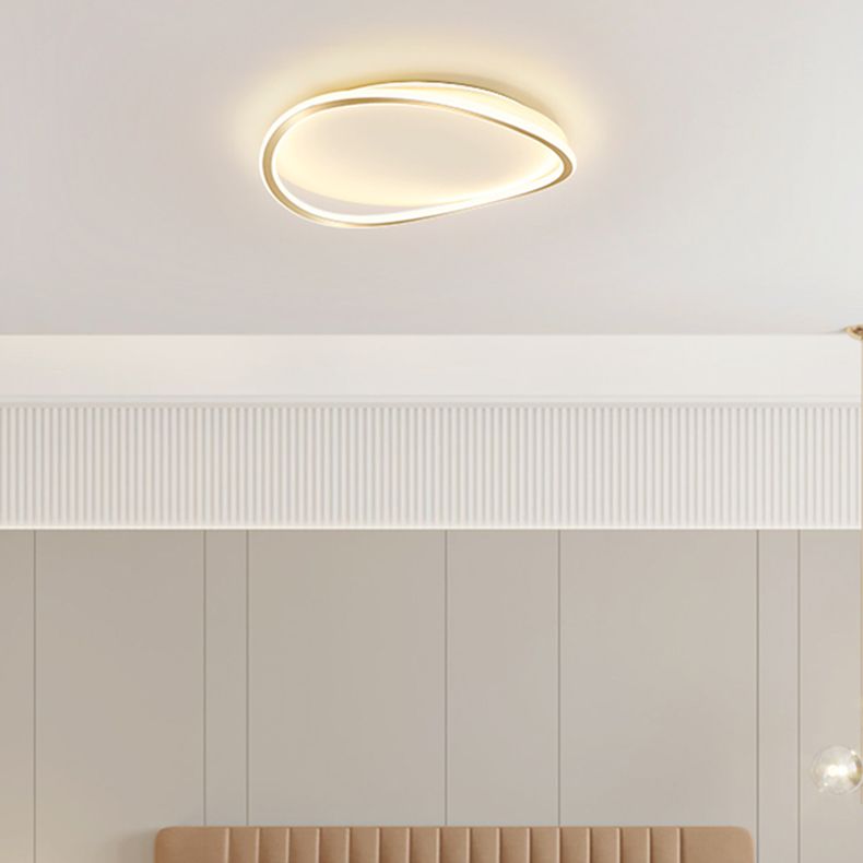 Plafonnier LED en acrylique doré, montage encastré linéaire en fer de simplicité moderne pour chambre à coucher