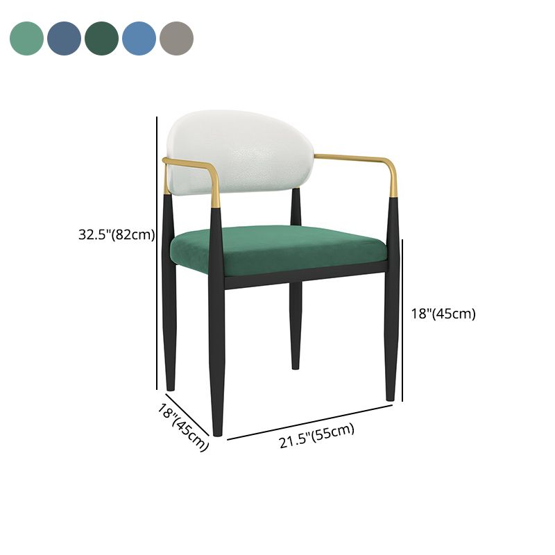Silla de comedor tapizada estilo diseñador con respaldo abierto y acabado mate