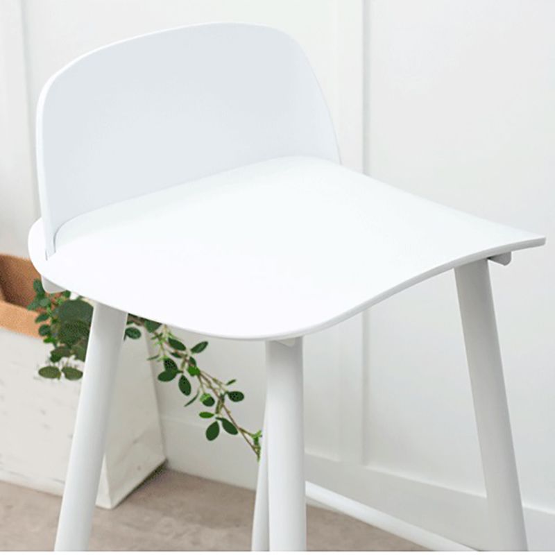Taburete de asiento de pp de estilo industrial con patas de hierro para barra de cocina