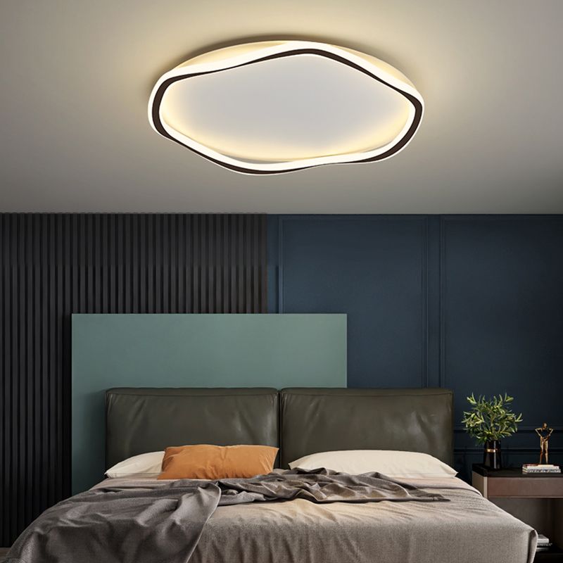 Los LED lineales acrílicos están instalados en dispositivos de fijación de techo de hierro lacado de estilo moderno en espacios interiores.