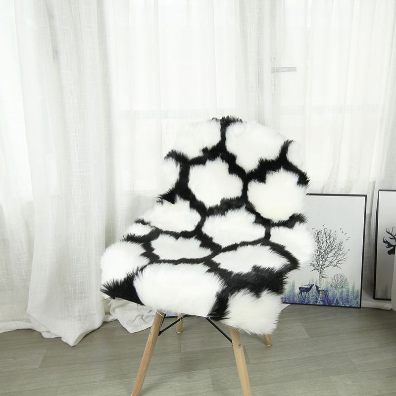 Stylish Black Carpet Geometric Pattern Polyester Area Rug Easy Care Area Rug for Home Decor