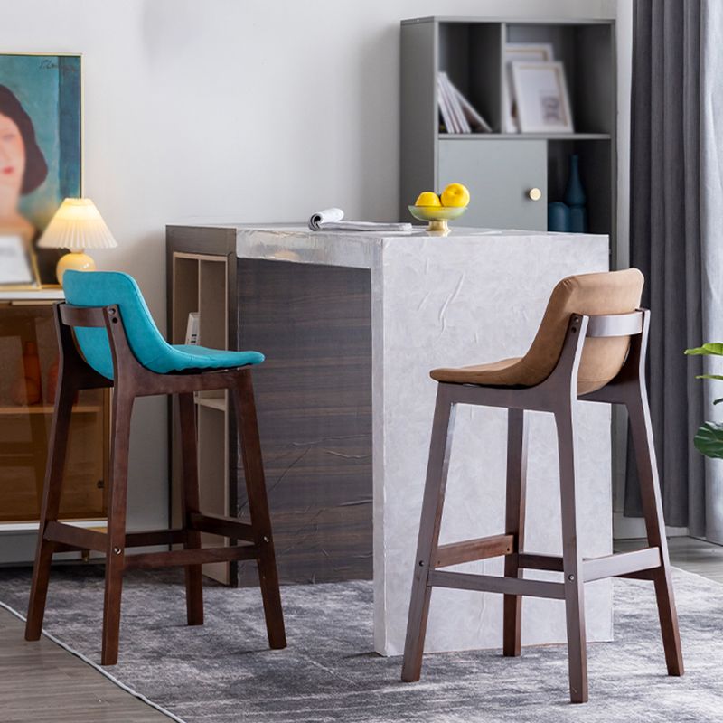 Taburete de bar de estilo escandinavo, asiento tipo cubo con patas de madera y respaldo bajo para barra de cocina