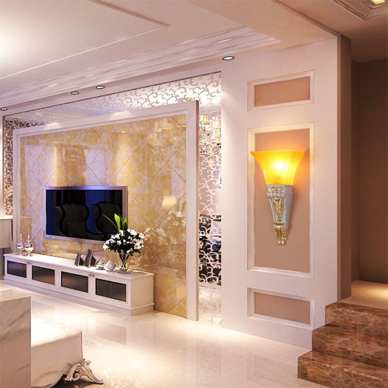 Moderne Style Glockenwandbeleuchtung 1 Glühbirne gelbe Glas und Harzwandmontagelampe in Gold/Weiß für Foyer, 14 "/19" W.