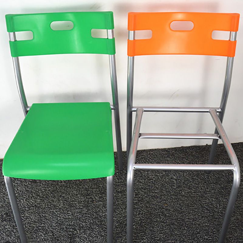Plástico de estilo minimalista que cena la silla lateral apilable de la parte posterior abierta de la silla sin brazos que cena