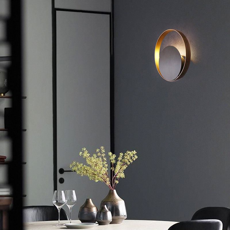 Luce di applique a parete rotonda post-moderna Luce a parete in metallo contratto per camera da letto