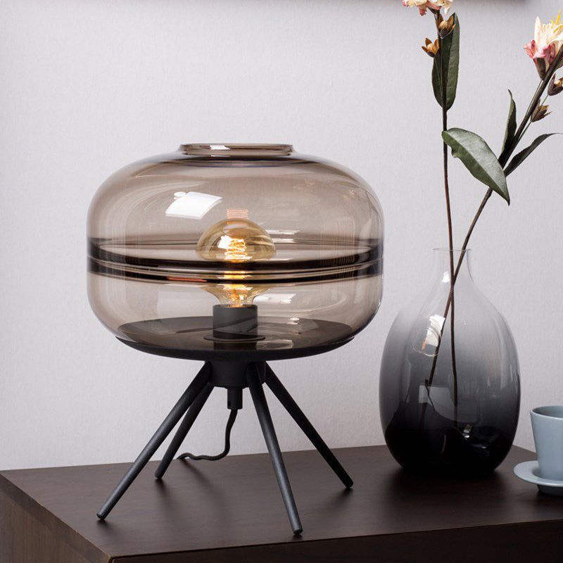 Lampe de table en verre de tambour de style nordique de style simplicité 11,5 "de largeur de chambre à coucher avec base de trépied en métal noir