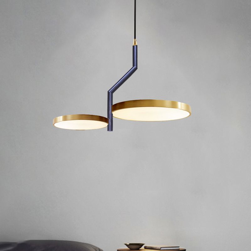 2 teste soggiorno il lampadario sospeso moderno moderno asta curva nere e oro progettata lampada sospensione a soffitto con tonalità metallica rotonda