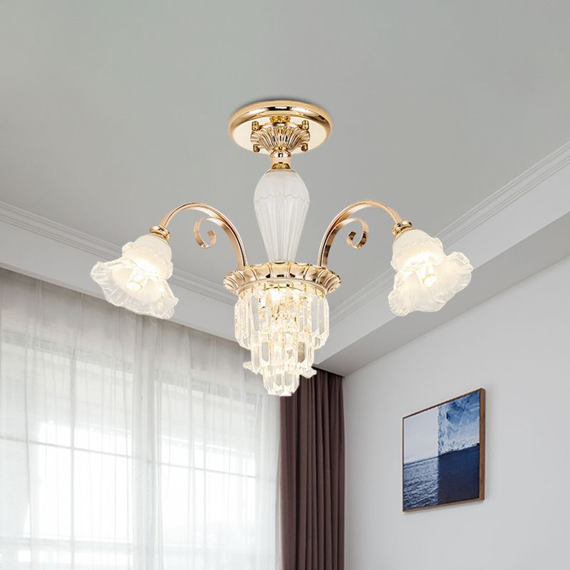 Zeitgenössische Blüte Semi Flush Light 3 Köpfe Opalglas Flush Mount Rampenlicht in Gold mit Kristalldekoration
