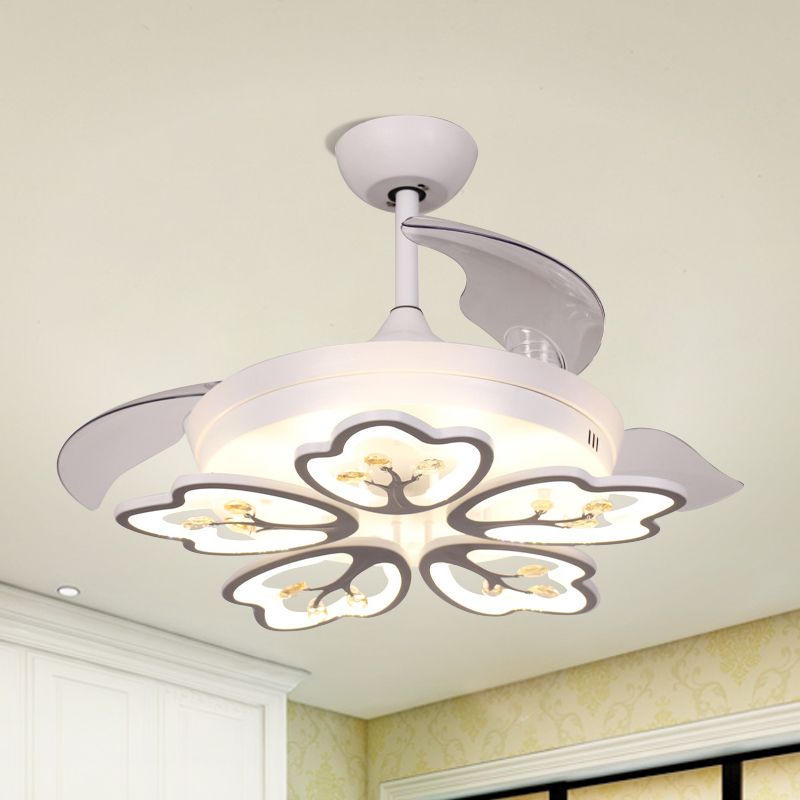 4 Klingen 42 "W LED Semi Flush Light Contemporary Peach Blossom Crystal Teardrops Deckenlüfter Lampe in Weiß