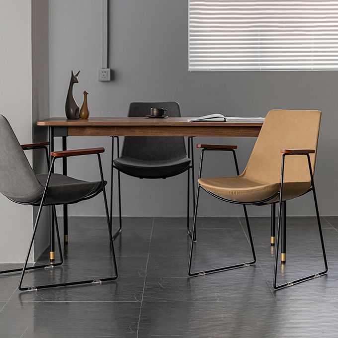 Silla auxiliar de comedor con respaldo sólido de diseño escandinavo Silla auxiliar de comedor de cuero