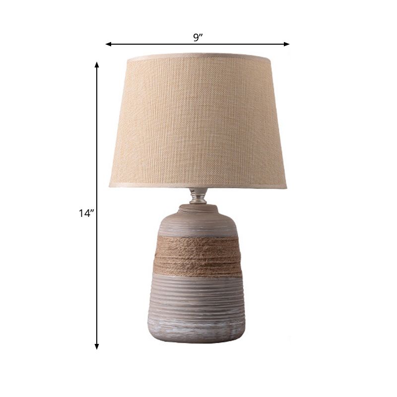 Flaxen/grijze 1-licht nachtkastje Lamp Traditionele stof Drum Desk Licht met trapezoid/ovaal/Globe keramische basis