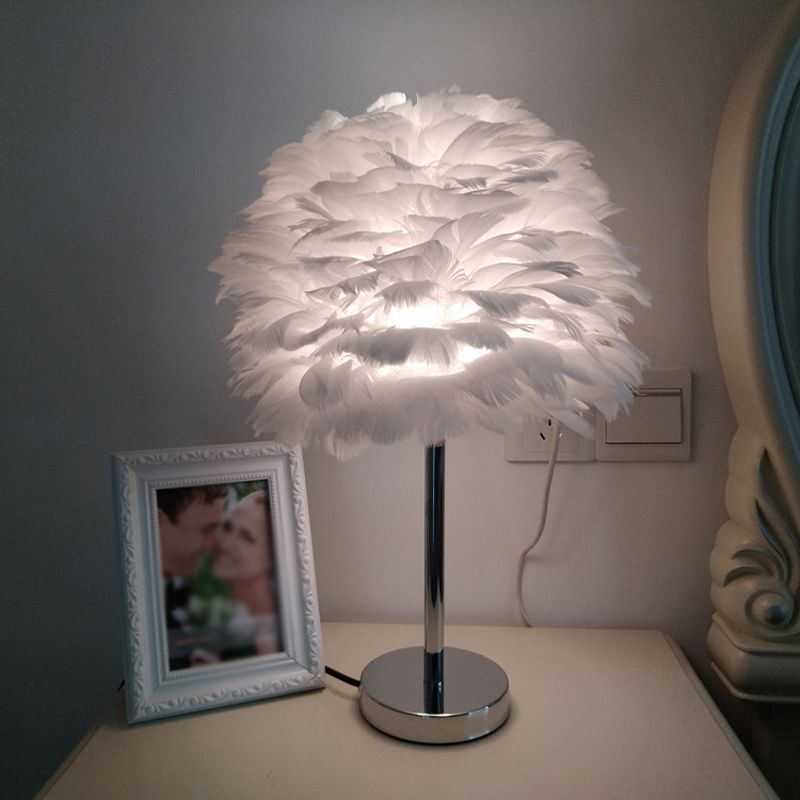 Moderna lampada da tavolo plug-in Artichoke Feather 1 luce Lampada da comodino per ragazze in rosa/grigio/bianco