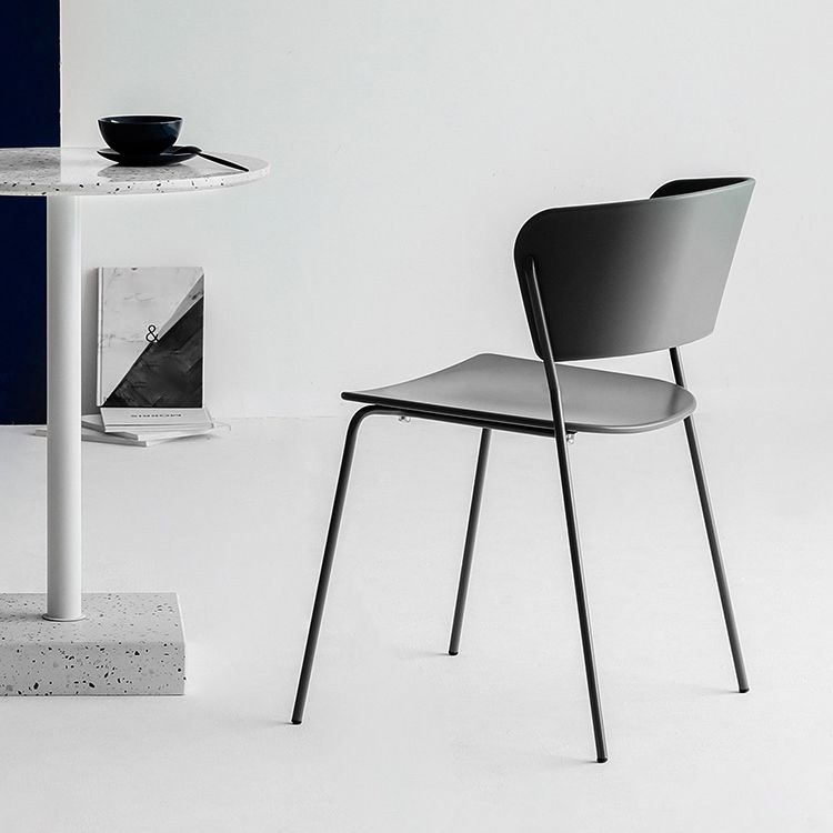 Binnen de stoelen voor de zijkant van de binnenkant van de binnenkant van de achterstoelen.