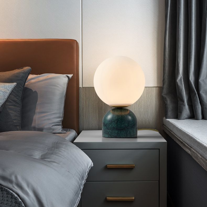 Lámpara de mesa de globo de vidrio en el estilo artístico moderno Luz de mesa de mármol para el dormitorio
