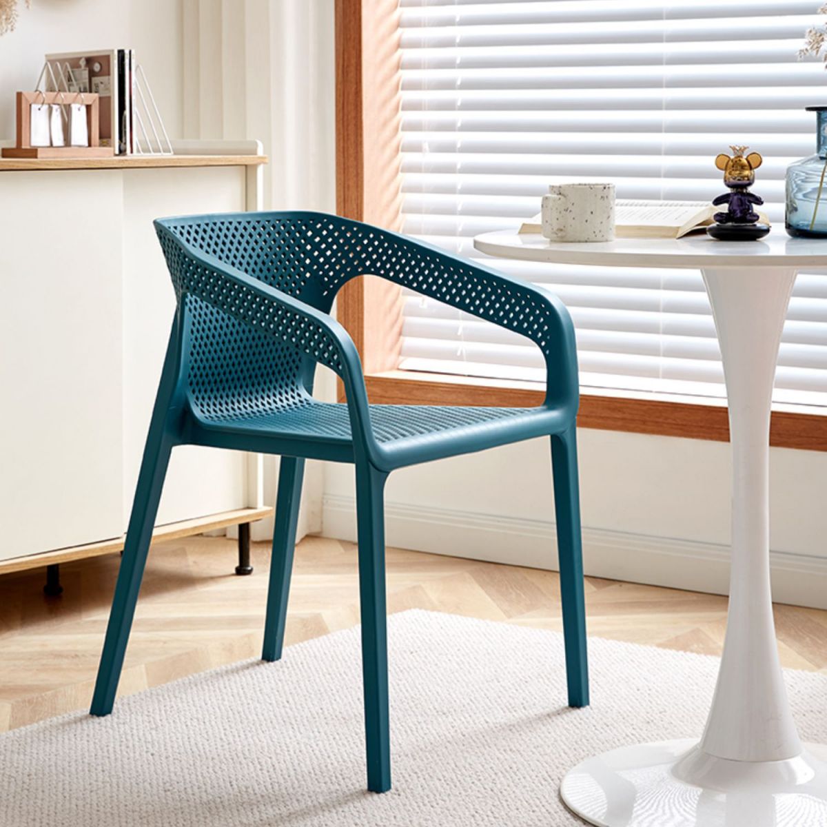 Modern Coffee Shop Plastic Arm Chair Matte Finish Solid Back Dining Chair