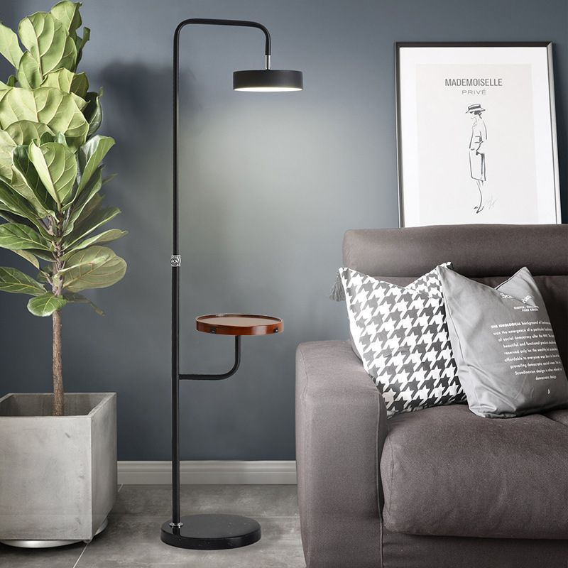 Runde Metallbodentischbeleuchtung minimalistische LED Weiße/schwarze Standardlampe mit abgewinkeltem Arm für Schlafzimmer