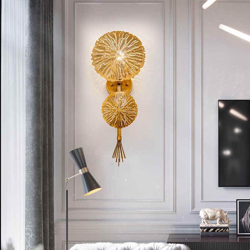 Luz de pared de forma de loto dorado en la lámpara de pared de hierro electroplacado de estilo creativo moderno para espacios interiores