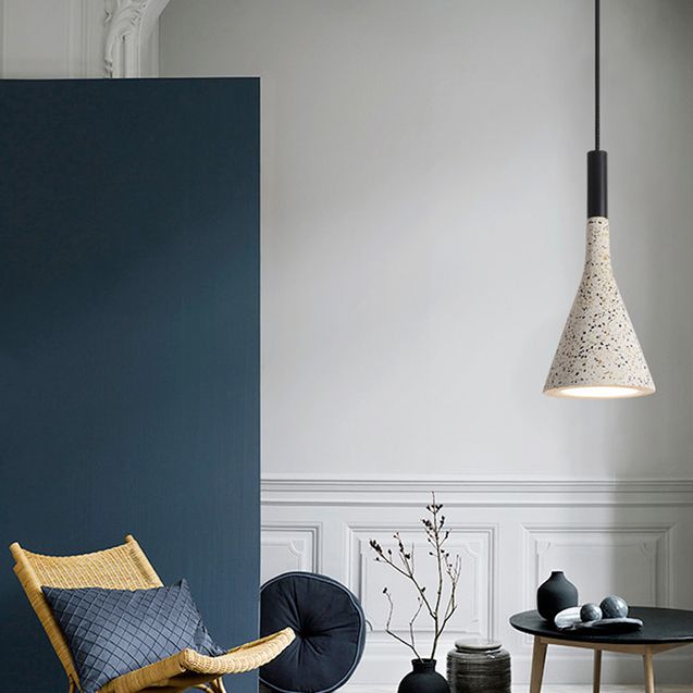 Funzione illuminazione a sospensione ombreggiata in terrazzo in stile minimalista a soffitto appeso in bianco