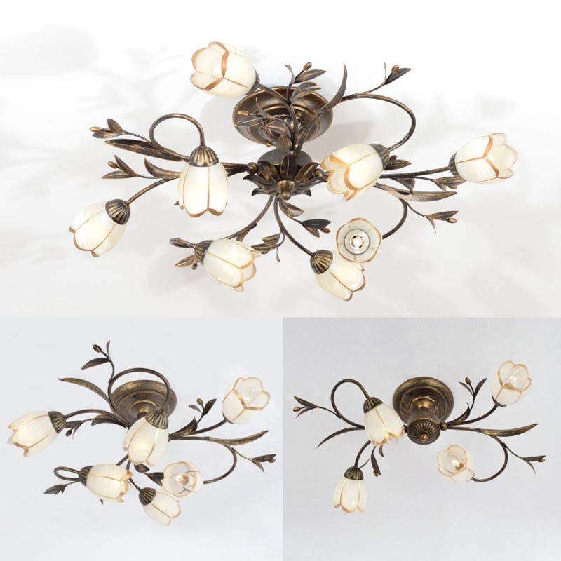Traditionele bloemvormige plafondlamp, glazen kap, inbouwlamp voor woonkamer