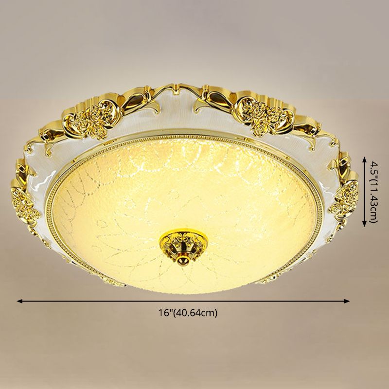 Kuppel-Unterputz-Deckenleuchten. Traditioneller Deckenleuchter aus Milchglas für den Flur