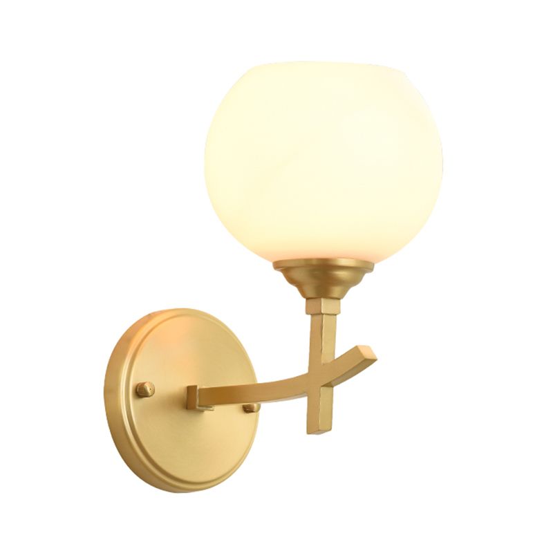 Modern gewapend SCONCE LICHT METALEN 1 KOP WANDEL MOUNT LAMP IN MESSEN MET BALL OPAL GLASS TADHE