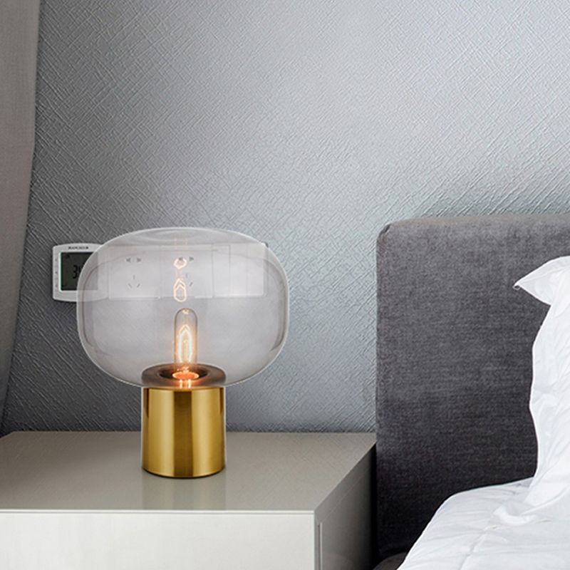 Lampada da comodino minimalista a 1 lampadina Illuminazione da tavolo ovale in metallo dorato con paralume in vetro grigio fumo