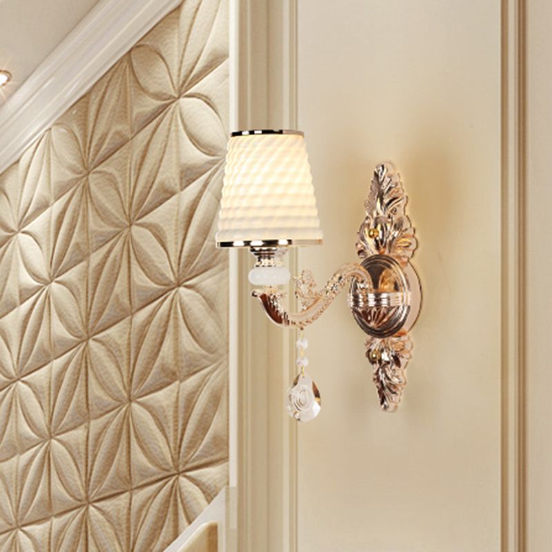 Lámpara de pared de vidrio texturizado cónico Lámpara de pared de pasillo vintage con drapeado de cristal en dorado