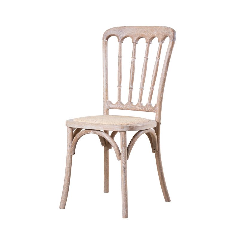 La salle à manger traditionnelle en bois massif préside les chaises à dossier à lamelles de finition mate