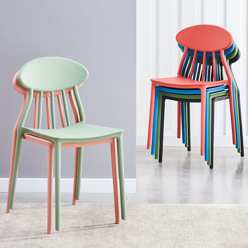 Moderne keuken plastic eetkamerstoelen open rug aan zijkant armloze stoelen