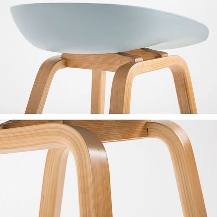 Barhocker im skandinavischen Stil mit Holzbeinen, Schalensitz für die Küchenbar