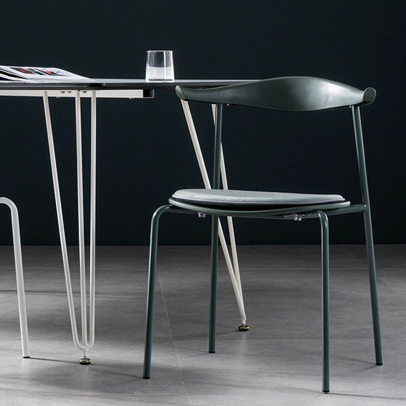 Silla contemporánea con respaldo abierto, silla auxiliar sin brazos con patas de metal
