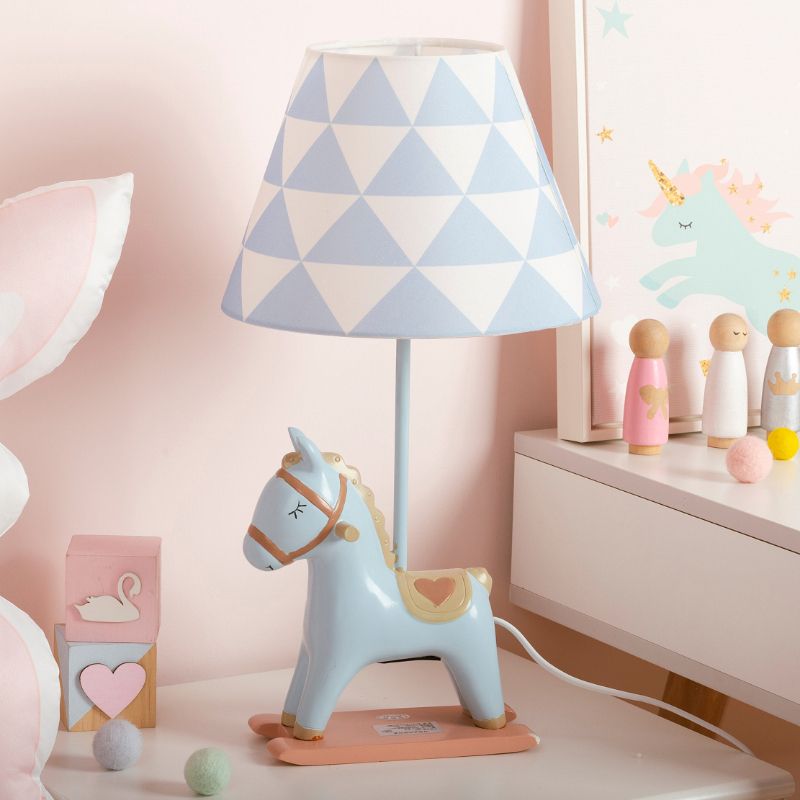 Lampada da comodino per bambini in stile cavallo in resina, lampada da tavolo per camera da letto a lampadina singola con paralume in tessuto affusolato
