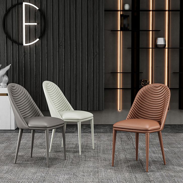 Sedia da pranzo in pelle parsons in stile designer parsons