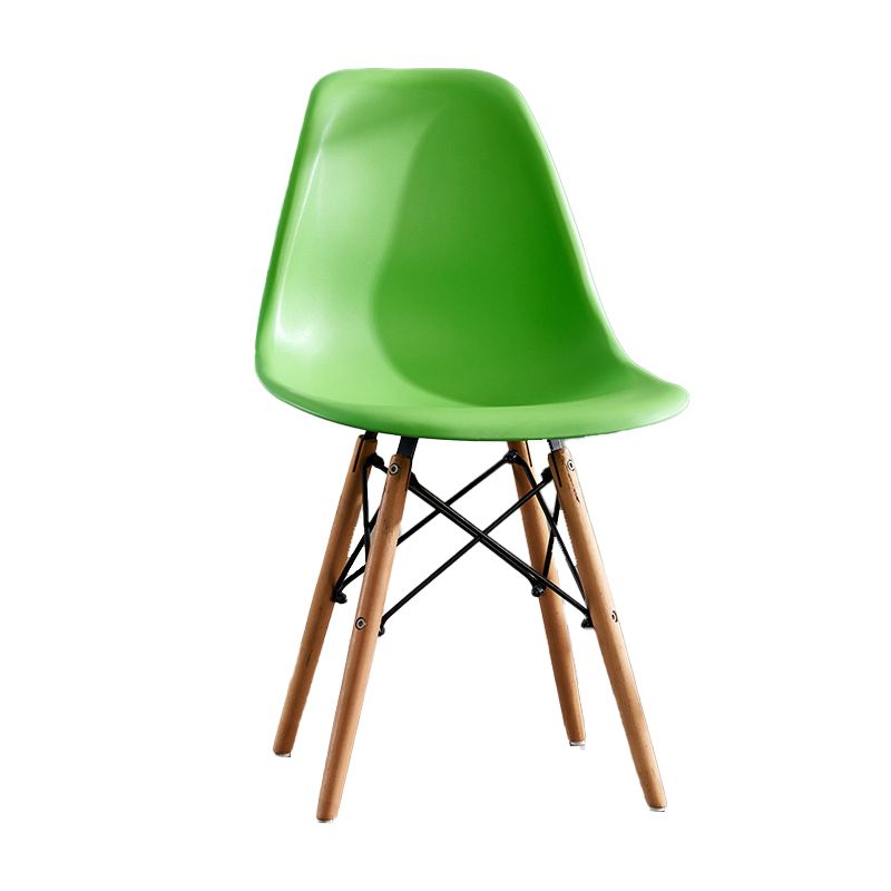 Sedia da pranzo moderno moderno in legno.