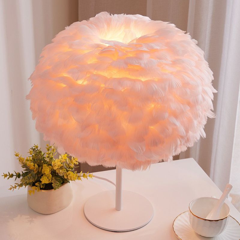 Nordic Stylish 1-Bulb Tischlampe Hemisphären-Nachttischlicht mit Federschatten