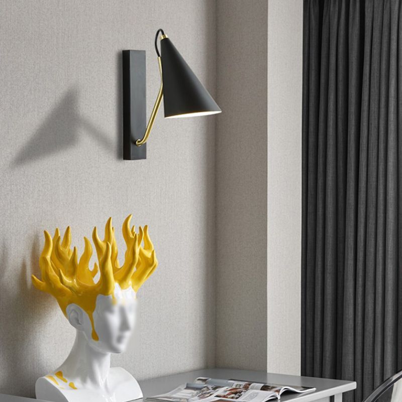 Moderna lampada a parete conica a parete singola creativa a parete singola per camera da letto
