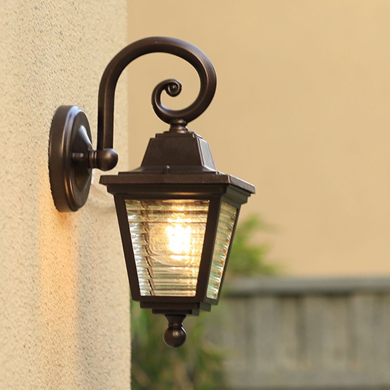 Lámpara de montaje de pared de una sola compuerta minimalista de linterna de vidrio acanalado trapezoide en negro